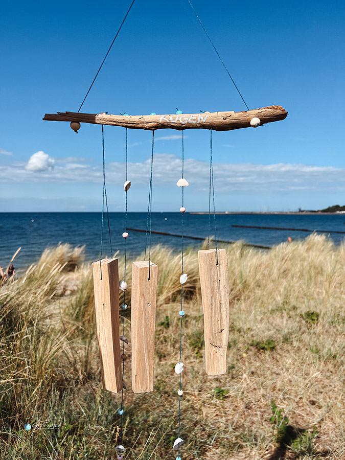 selbst gebautes Windspiel am Strand der Insel Rügen - Klangkisten Intrumenten Workshop für Kinder